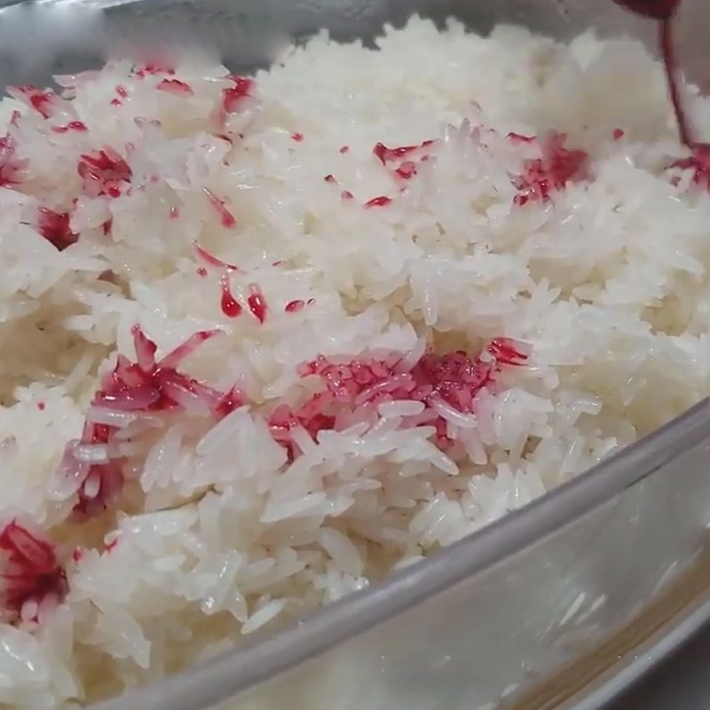 Step 4 Mixing sticky rice color Beetroot sticky rice with mung bean filling