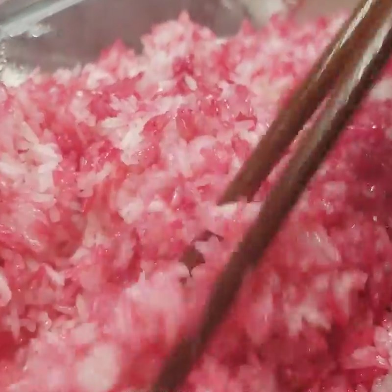Step 4 Mixing sticky rice color Beetroot sticky rice with mung bean filling