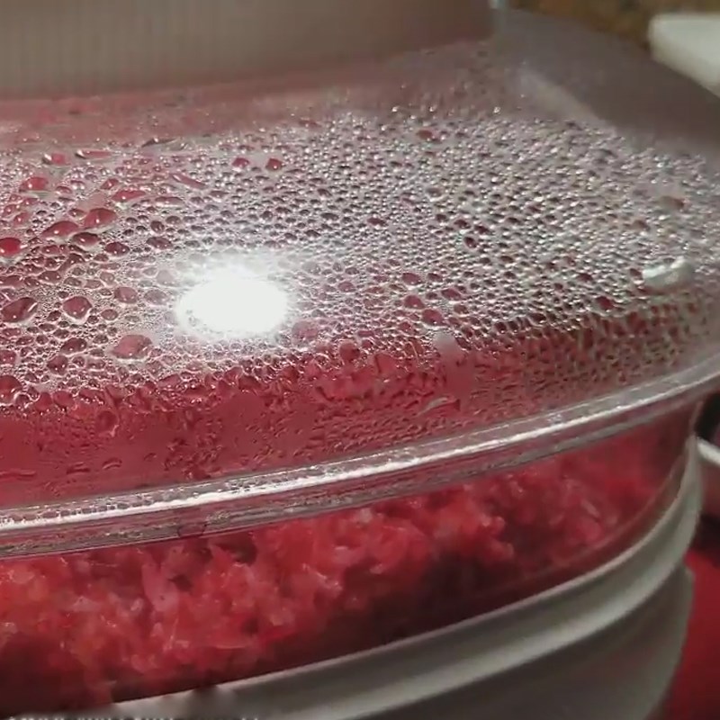 Step 4 Mixing sticky rice color Beetroot sticky rice with mung bean filling