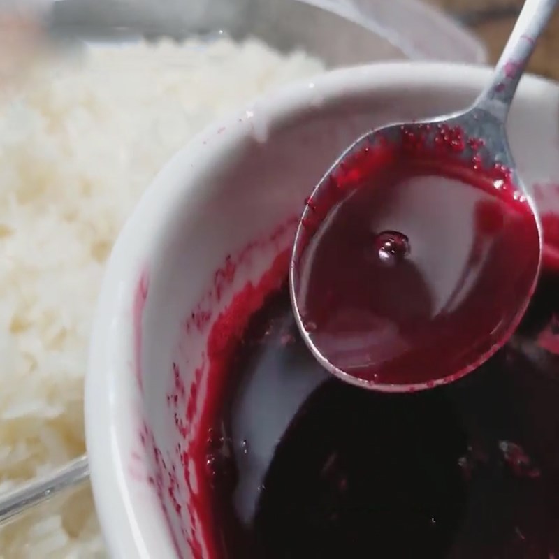 Step 4 Mixing sticky rice color Beetroot sticky rice with mung bean filling