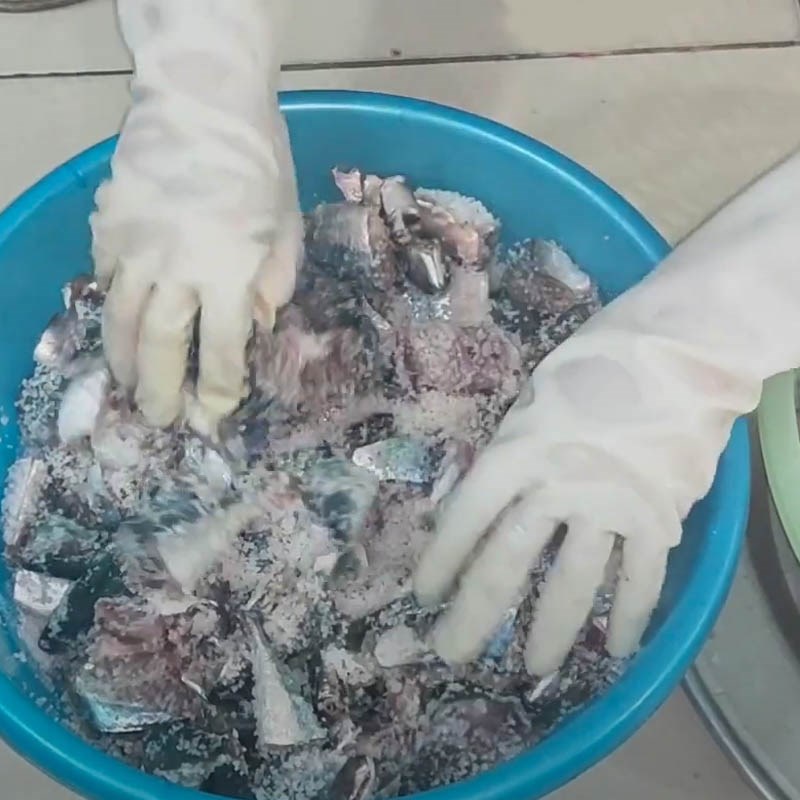 Step 3 Mixing fish salt Mackerel fish sauce
