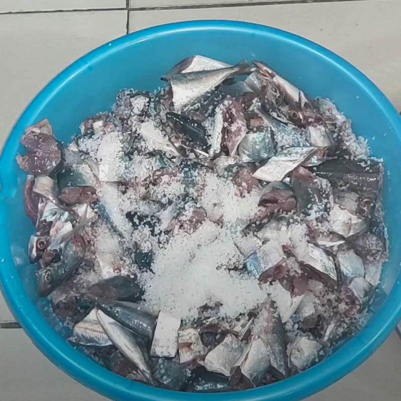 Step 3 Mixing fish salt Mackerel fish sauce
