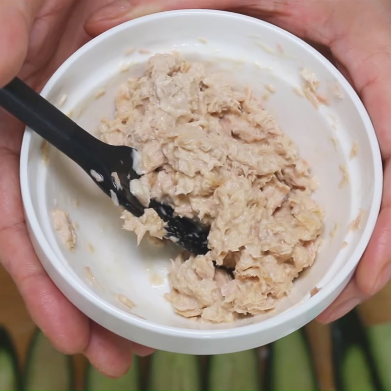 Step 2 Mix the tuna filling for tuna sandwich