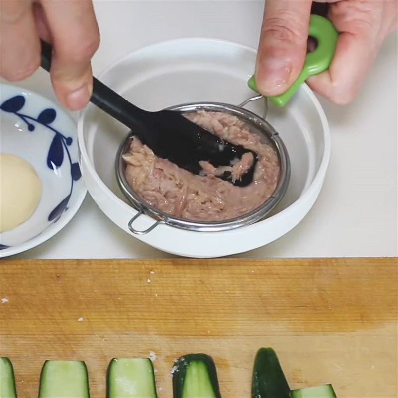 Step 2 Mix the tuna filling for tuna sandwich