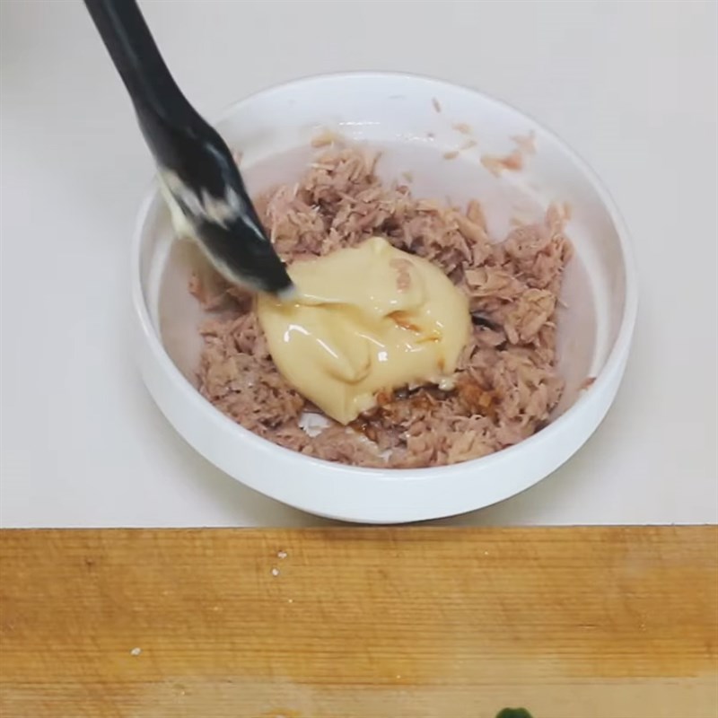 Step 2 Mix the tuna filling for tuna sandwich