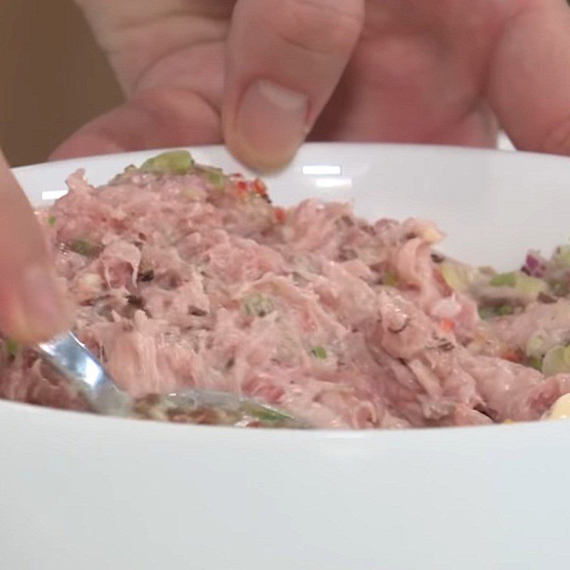 Step 2 Mix the sausage filling for salted egg pork sausage