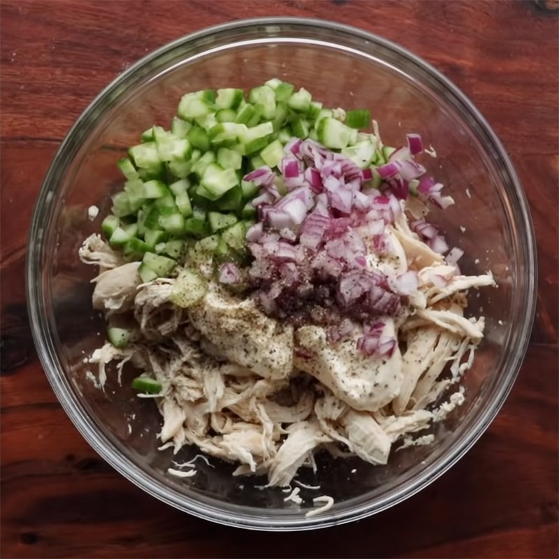 Step 4 Mixing the chicken filling for cucumber chicken sandwich