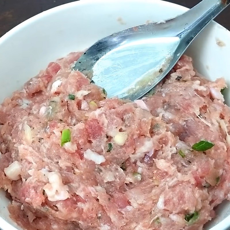 Step 3 Mix shrimp and meat filling for shrimp and pork leg noodle soup