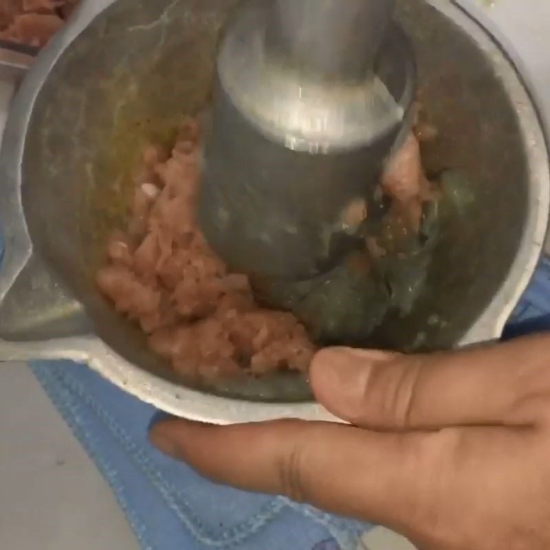 Step 4 Mixing shrimp and meat filling for shrimp meat porridge with Tram mushroom