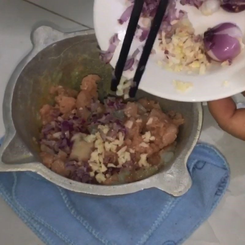 Step 4 Mixing shrimp and meat filling for shrimp meat porridge with Tram mushroom