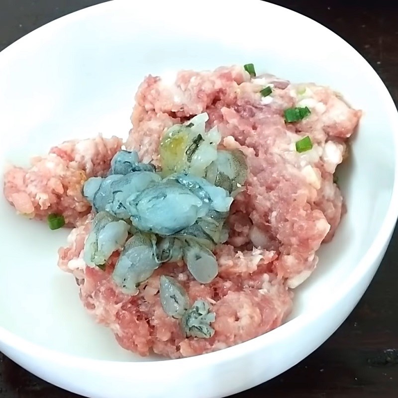 Step 3 Mix shrimp and meat filling for shrimp and pork leg noodle soup