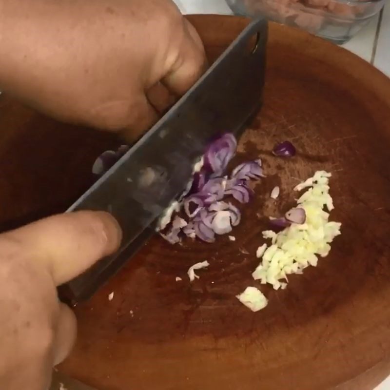 Step 4 Mixing shrimp and meat filling for shrimp meat porridge with Tram mushroom