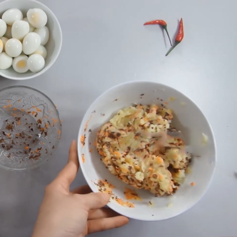 Step 4 Mix the filling and shape the eggs Quail eggs with flowers