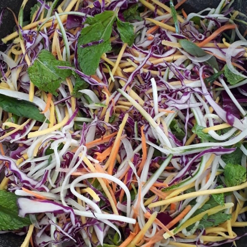 Step 3 Mix the salad for Green Mango Jellyfish Salad