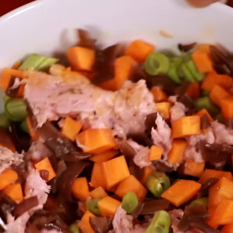 Step 3 Mix vegetables with minced pork Colorful rolled eggs steamed