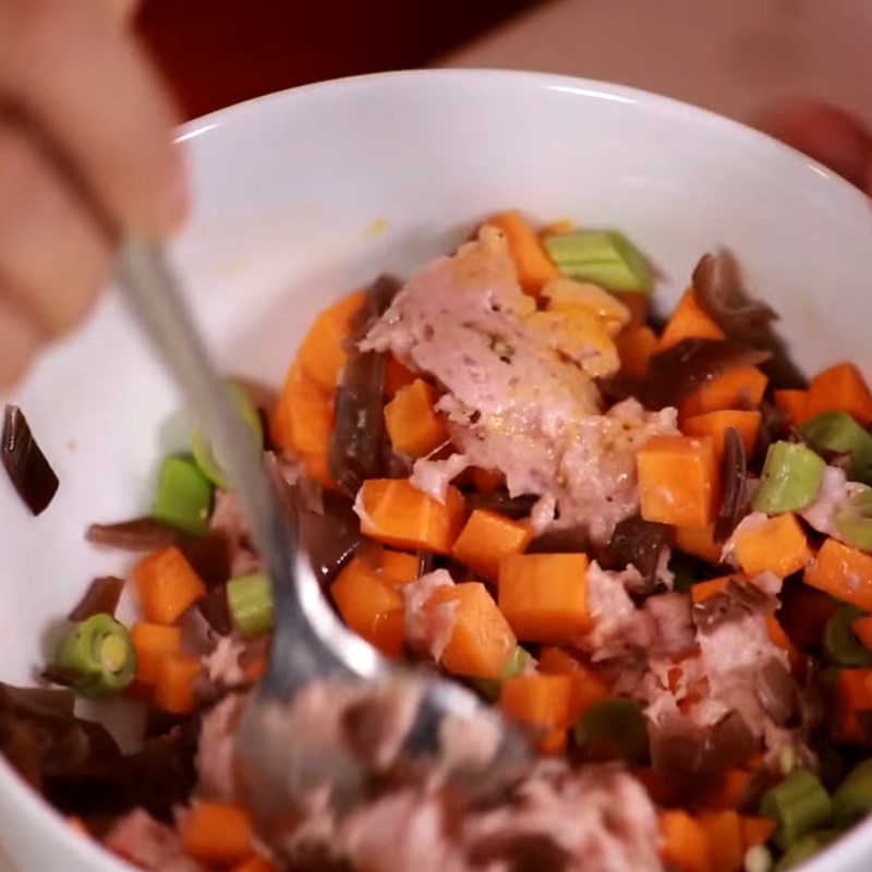 Step 3 Mix vegetables with raw sausage for colorful steamed egg rolls