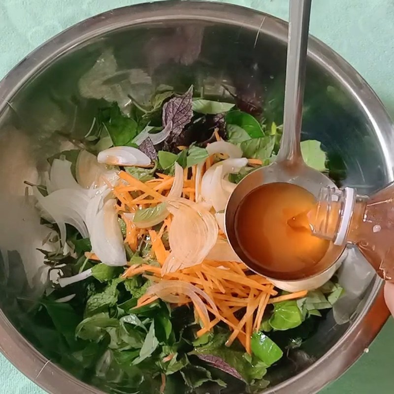 Step 4 Mix the herbs Beef salad with herbs