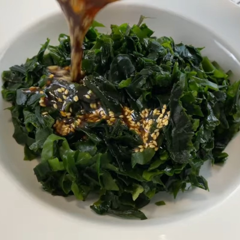 Step 3 Mixing seaweed Seaweed mixed with sesame oil