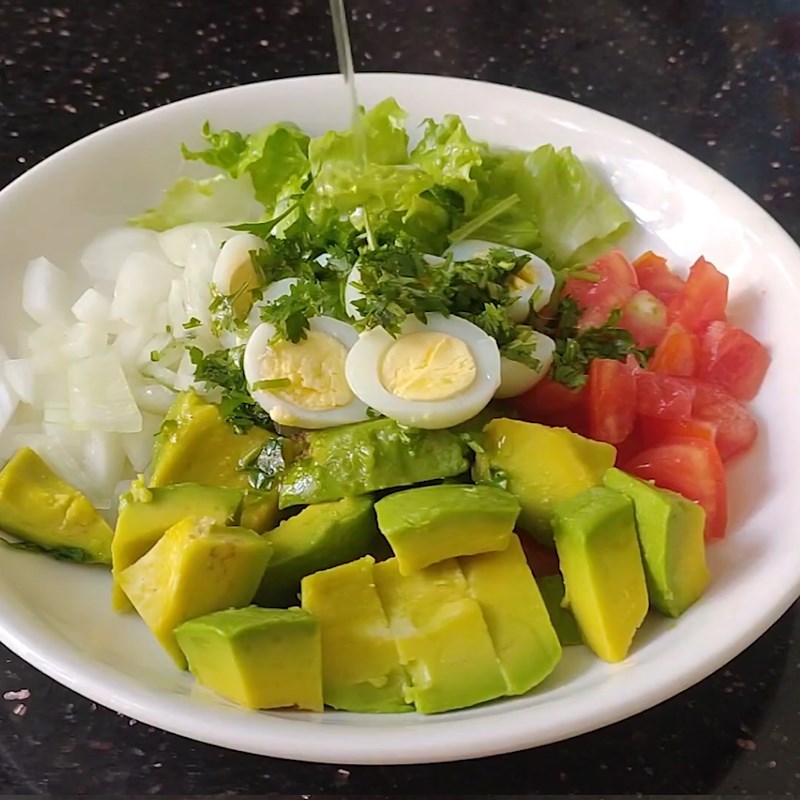 Step 4 Mixing salad Avocado quail egg salad