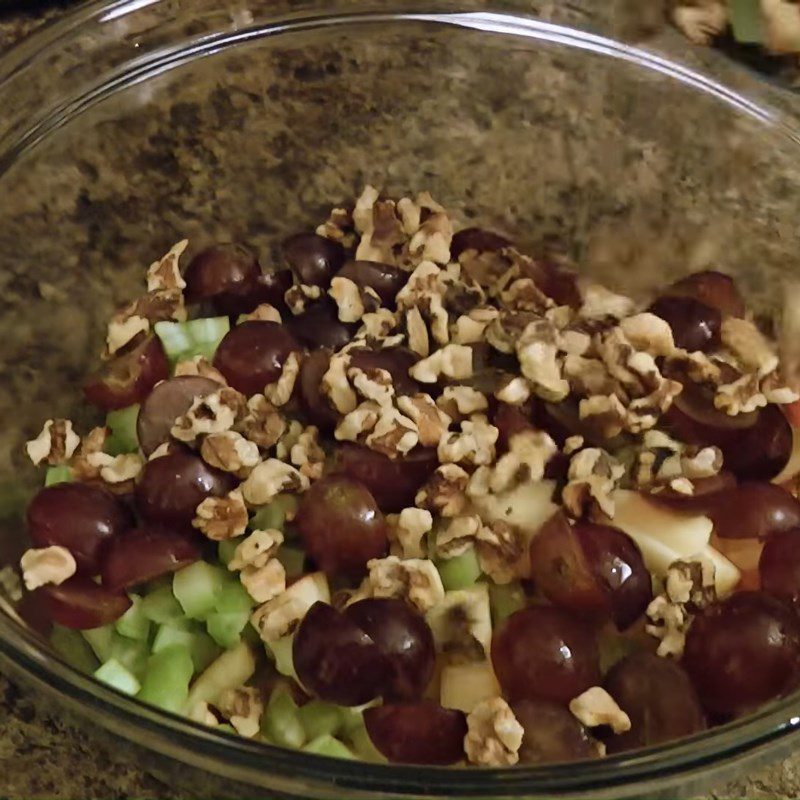 Step 4 Mixing the salad American-style apple salad (Waldorf salad)