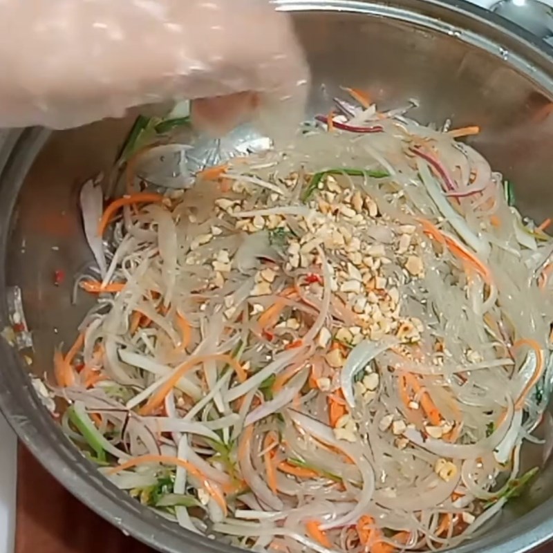 Step 4 Mix salad Shrimp celery salad with sour and spicy sauce