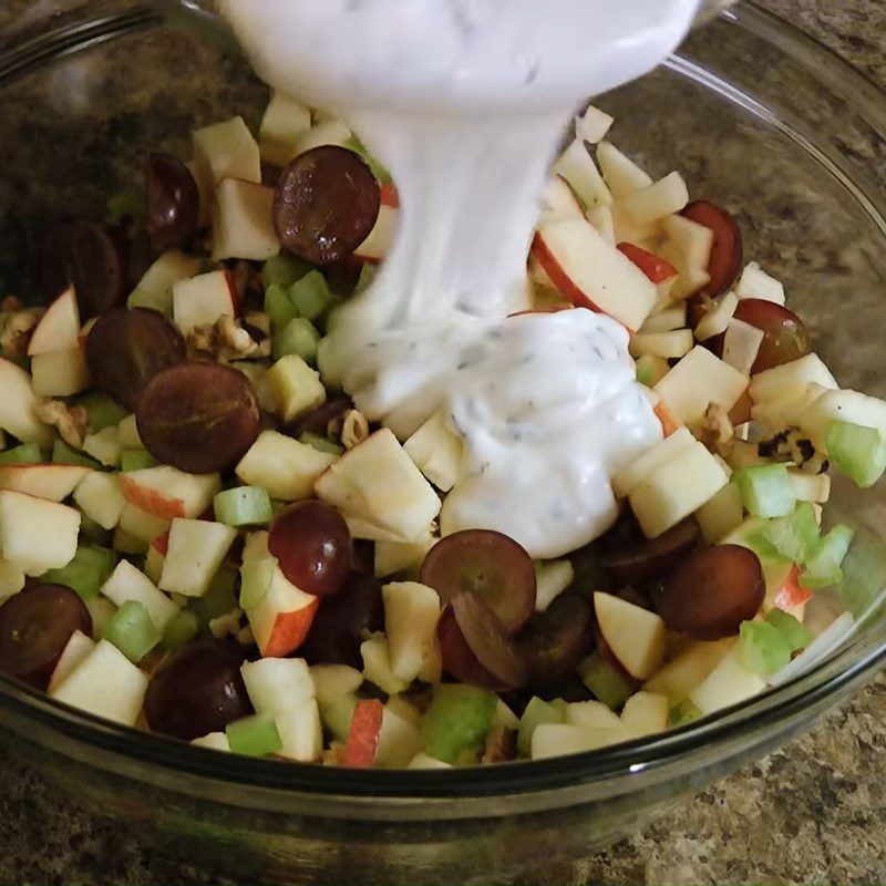 Step 4 Mixing the salad American-style apple salad (Waldorf salad)