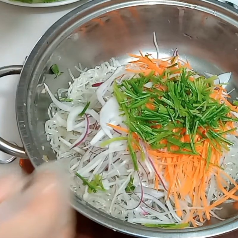 Step 4 Mix the salad for spicy sour celery shrimp salad