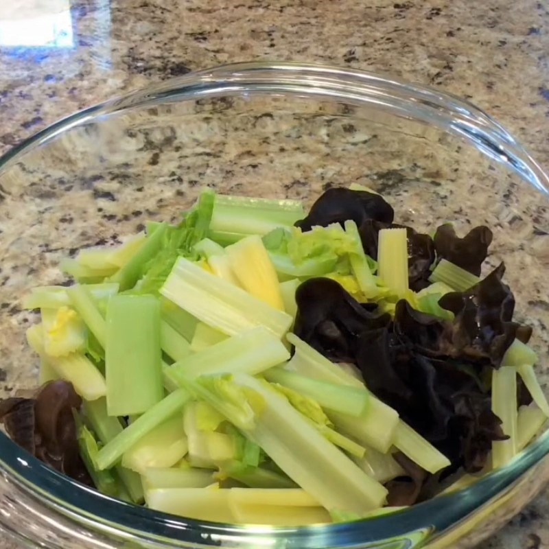 Step 3 Mix the salad for celery shrimp salad with sesame oil dressing