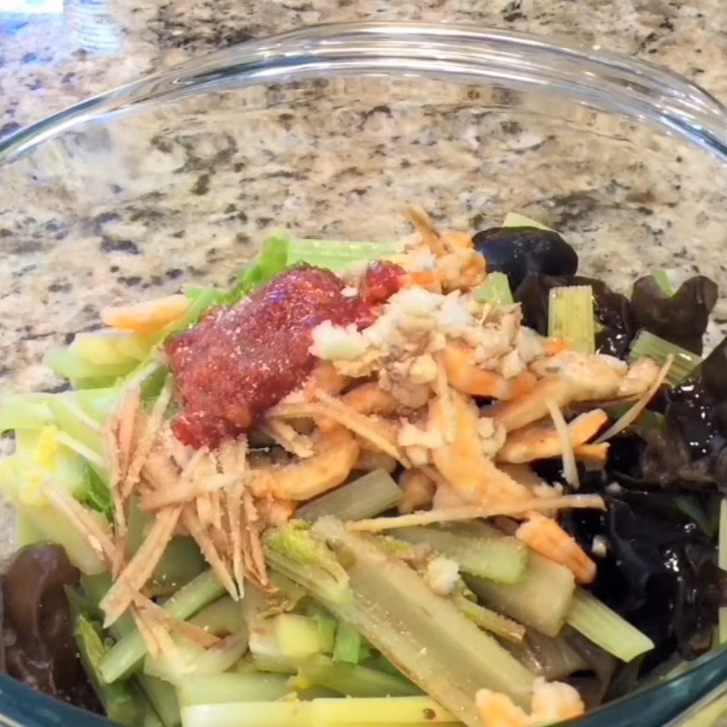 Step 3 Mix the salad for celery shrimp salad with sesame oil dressing