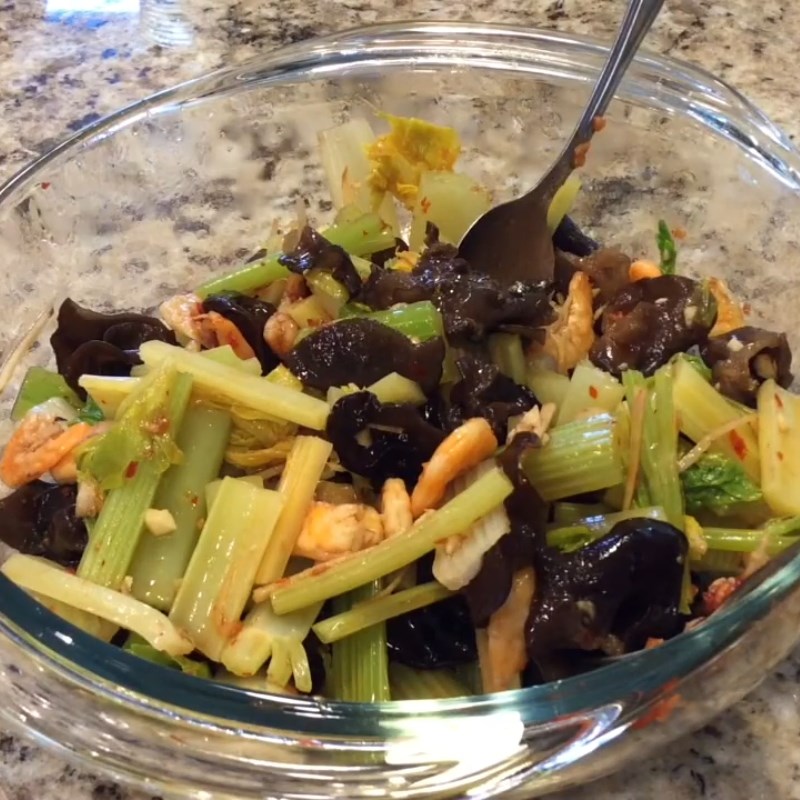 Step 3 Mix salad Shrimp celery salad with sesame oil