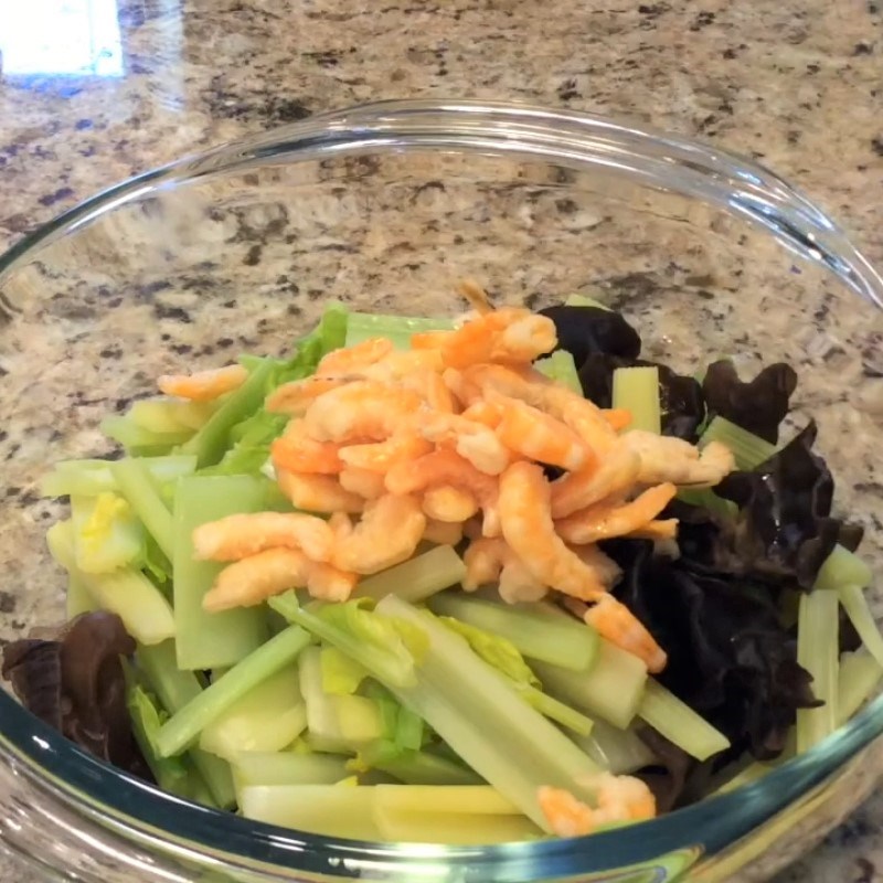 Step 3 Mix the salad for celery shrimp salad with sesame oil dressing