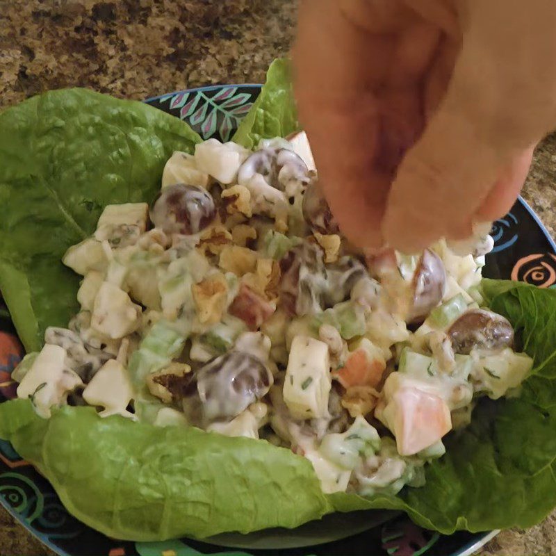 Step 4 Mixing the salad American-style apple salad (Waldorf salad)