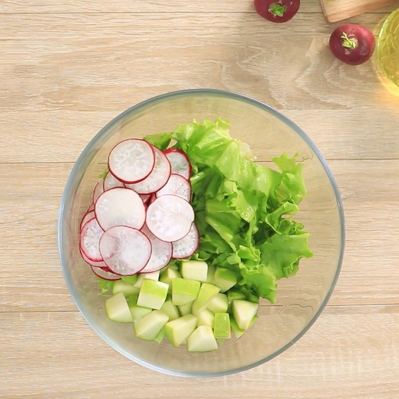 Step 5 Mix the salad for salmon salad with yogurt sauce