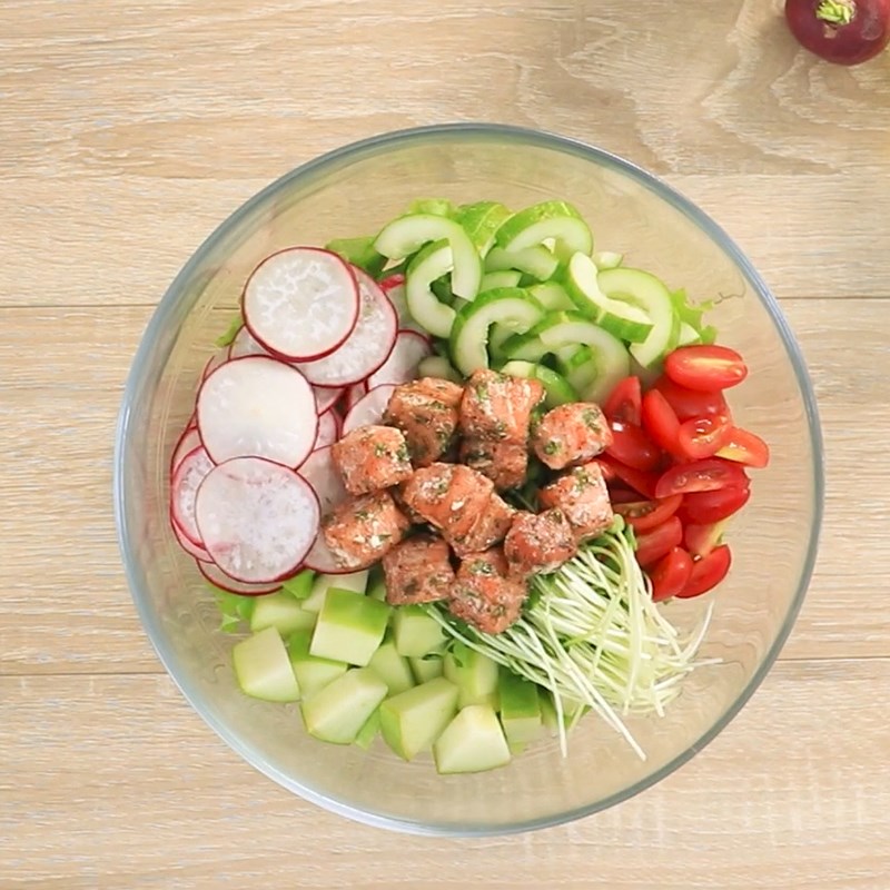 Step 5 Mix the salad for salmon salad with yogurt sauce