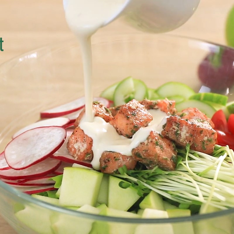 Step 5 Mix the salad for salmon salad with yogurt sauce