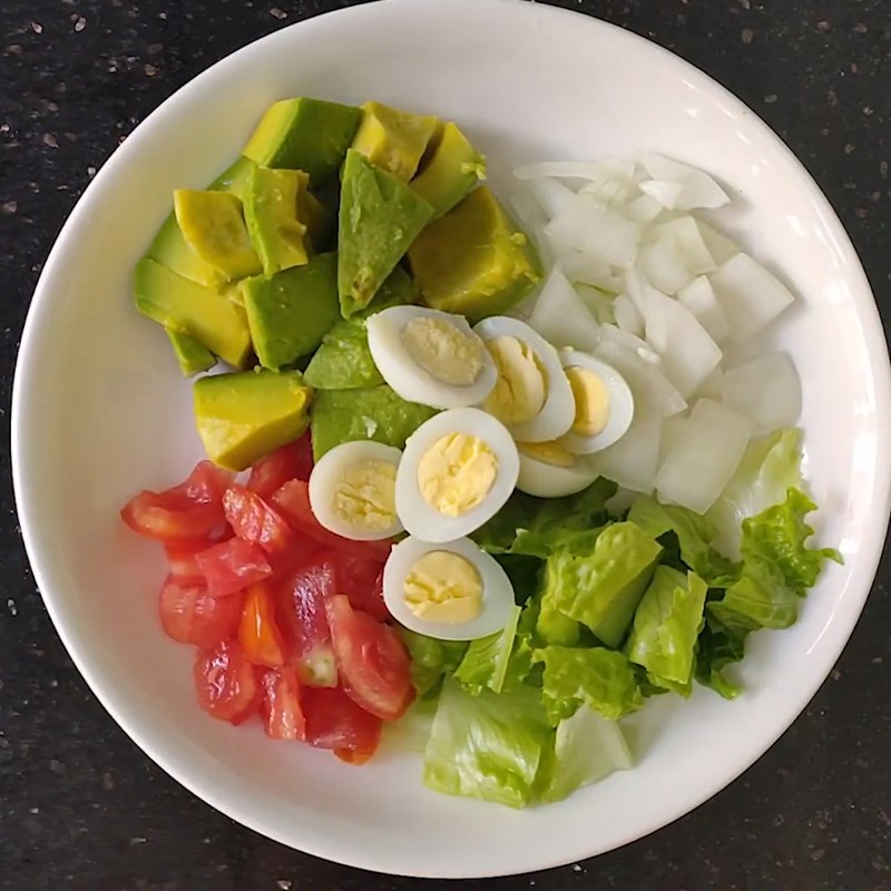 Step 4 Mixing salad Avocado quail egg salad
