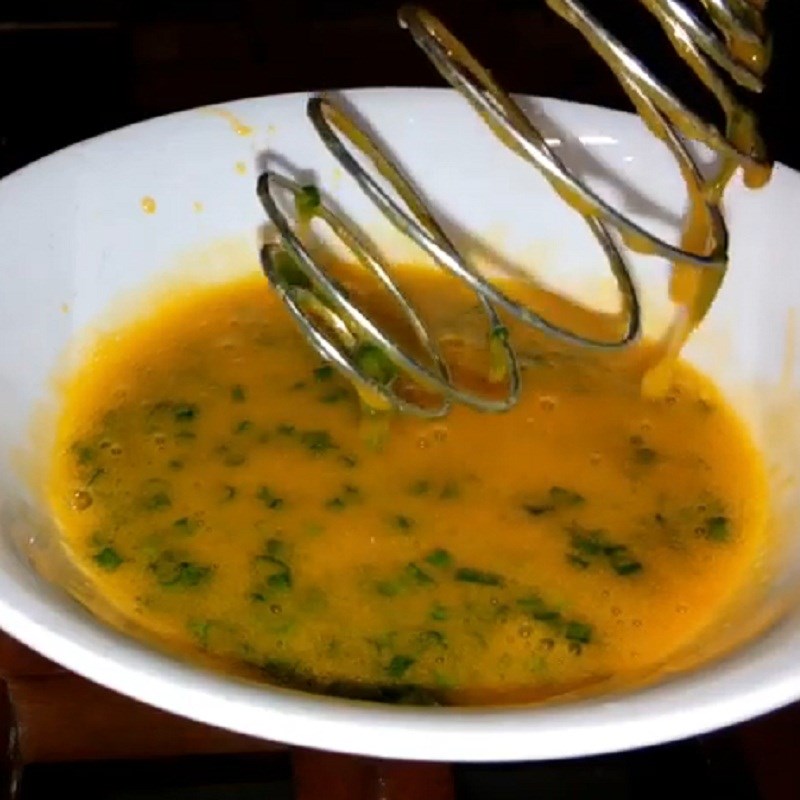 Step 2 Whisking eggs Green onion omelet in heart shape