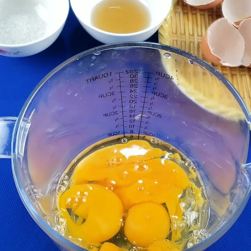 Step 2 Mix the eggs for Heart-shaped sausage rolled eggs