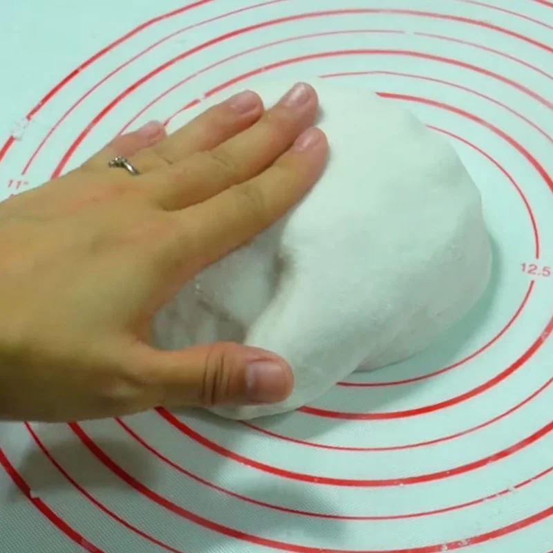 Step 2 Mix and knead the dough for crab soup with coconut milk
