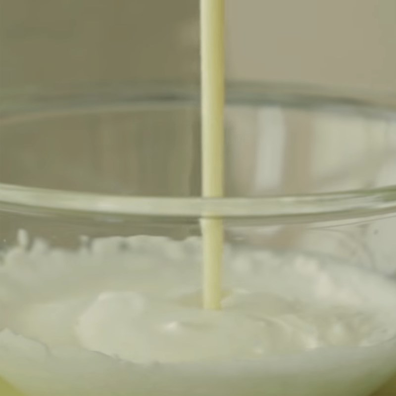 Step 3 Mix whipping cream and pour into the green tea and white chocolate mousse mold