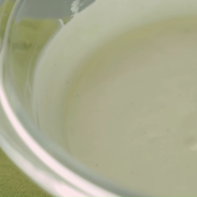 Step 3 Mix whipping cream and pour into the green tea and white chocolate mousse mold