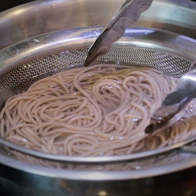 Step 4 Blanching the Noodles Soba Noodles with Chicken Thigh Mushrooms
