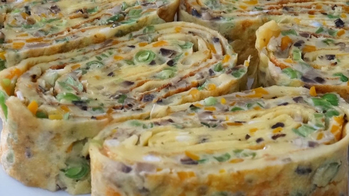Fried colorful rolled eggs