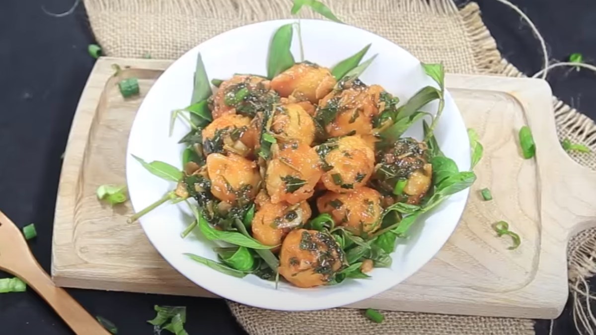 Fried quail eggs with garlic butter sauce