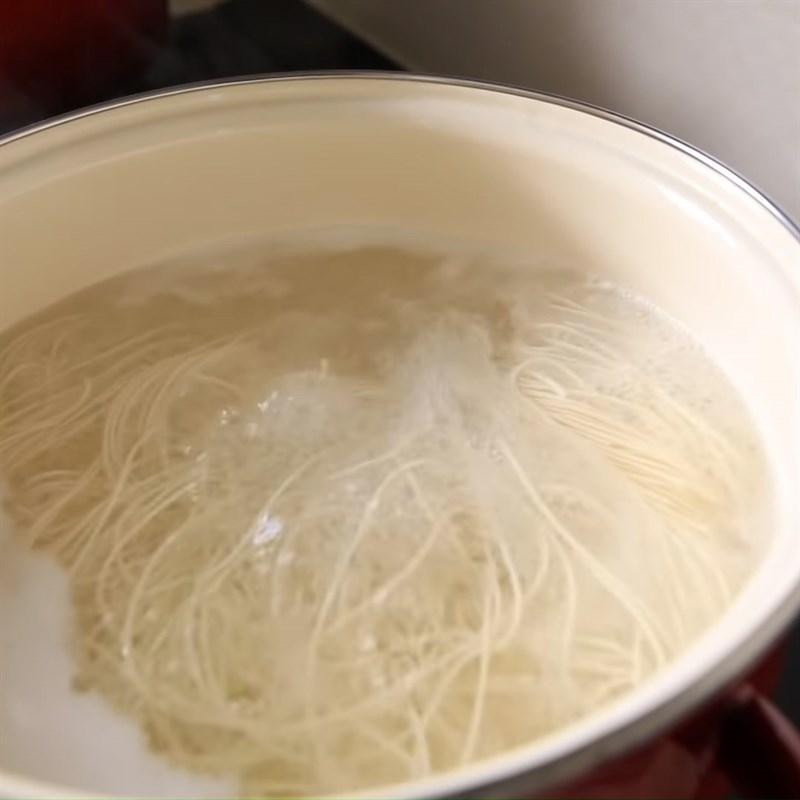 Step 5 Blanch the noodles Chicken noodle mushroom