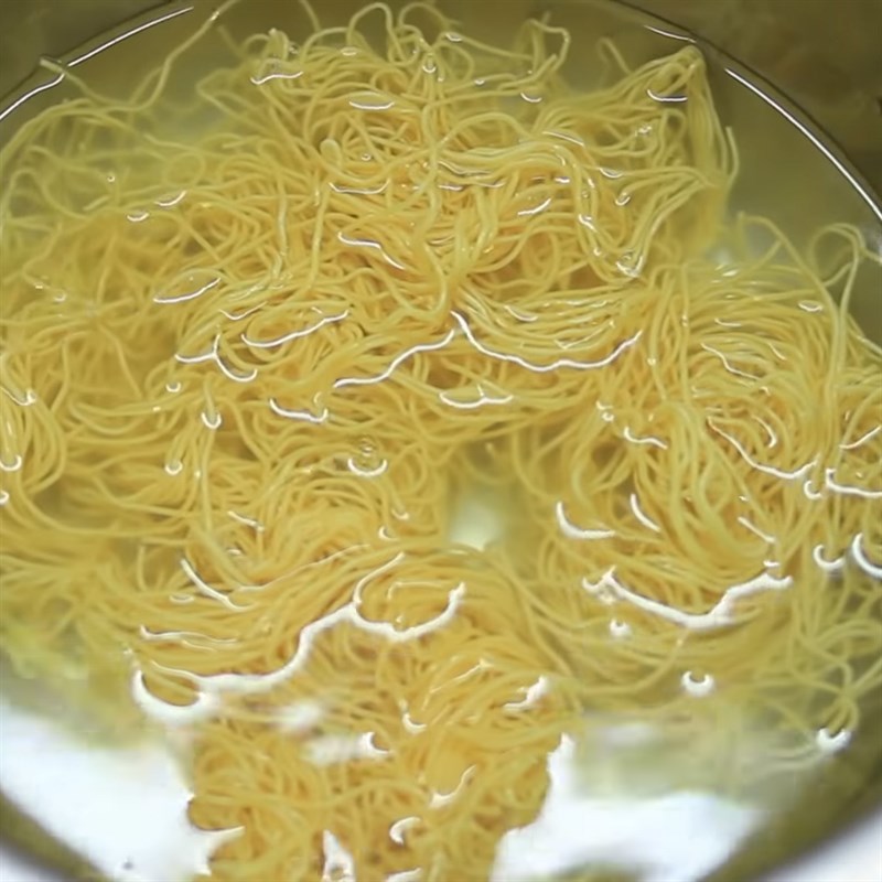 Step 3 Blanch the noodles Fried crispy seafood noodles