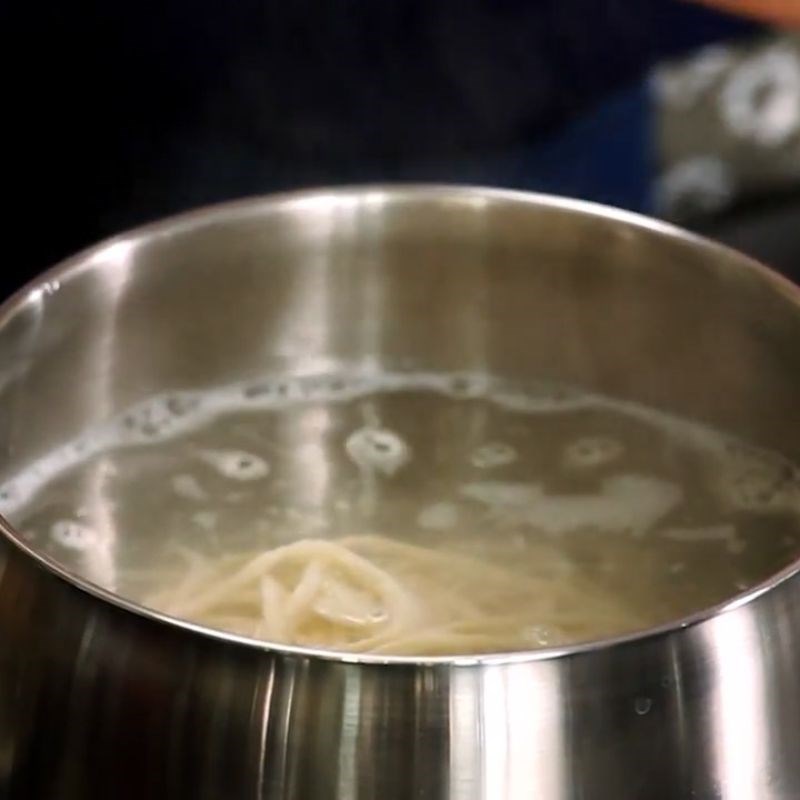Step 5 Blanch the noodles Korean chicken noodle