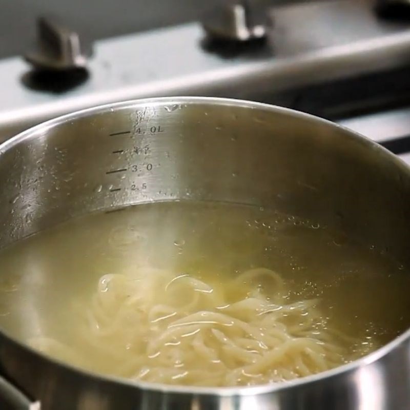 Step 5 Blanch the noodles Korean chicken noodle