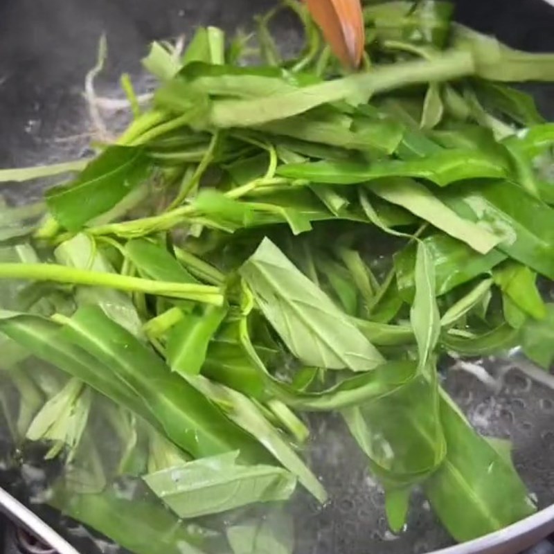 Step 4 Blanching noodles and vegetables for vegetarian mixed noodles (Recipe shared from Tiktok Vegetarian Kitchen XANH)