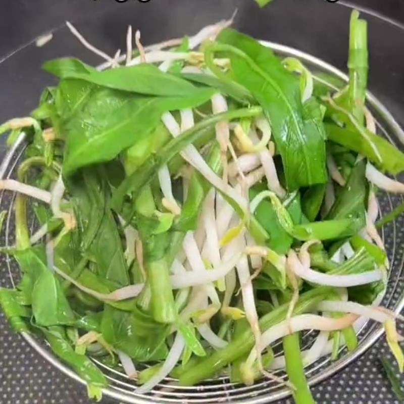 Step 4 Blanching noodles and vegetables for vegetarian mixed noodles (Recipe shared from Tiktok Vegetarian Kitchen XANH)